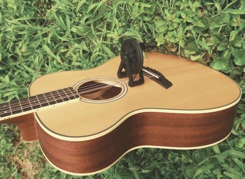 Guitar body with Cloverwheel resting diagonally in clover