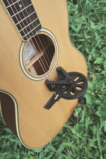 Close view of the Cloverwheel's spoked wheel clamped over the strings